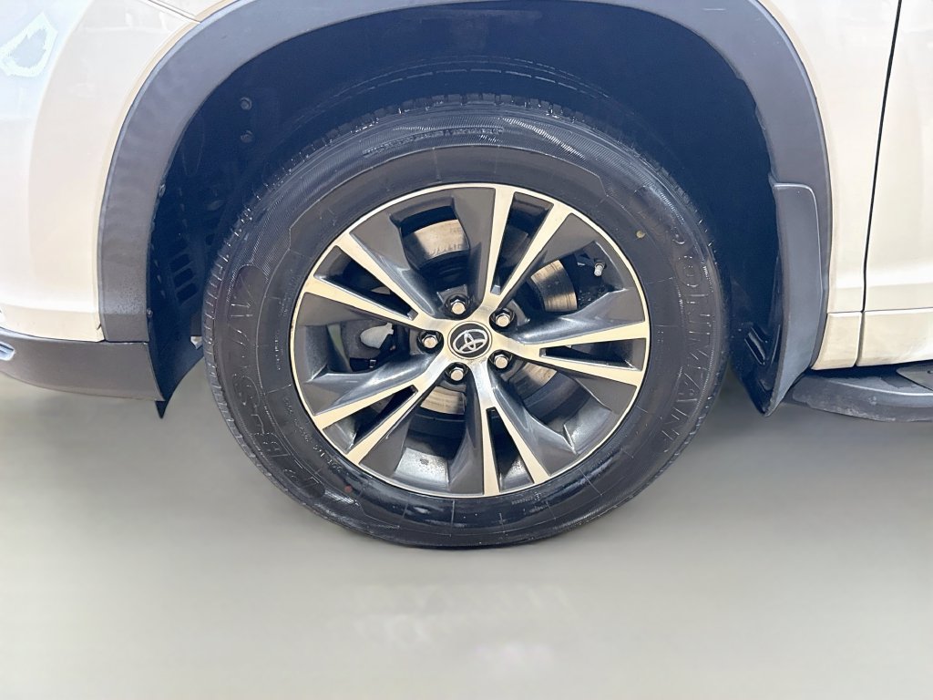 Used 2016 Toyota Highlander XLE AWD/4WD image 32