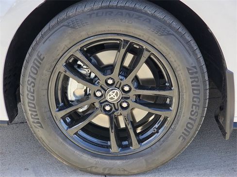 Used 2025 Toyota Sienna Platinum image 9