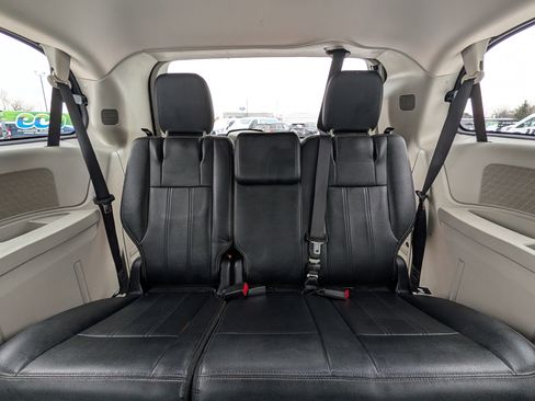 Used 2016 Chrysler Town & Country Touring image 20