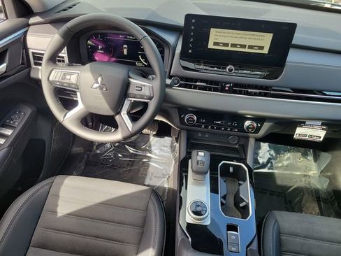 New 2025 Mitsubishi Outlander SE image 15