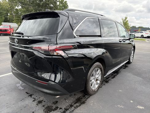 Used 2026 Toyota Sienna XLE FWD image 4