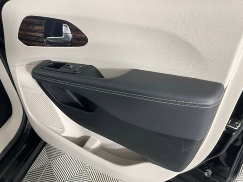 Used 2024 Chrysler Pacifica Limited image 36