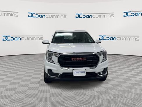 Used 2024 GMC Terrain SLE image 3