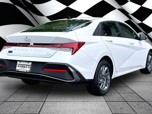 Used 2025 Hyundai Elantra Hybrid FWD image 2