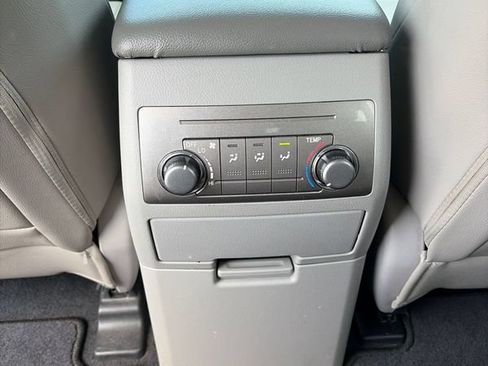 Used 2011 Toyota Highlander 4WD w/ Tow Pkg image 11