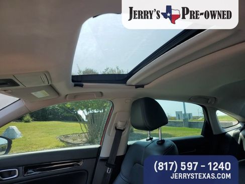 Used 2022 Honda Civic Touring image 9