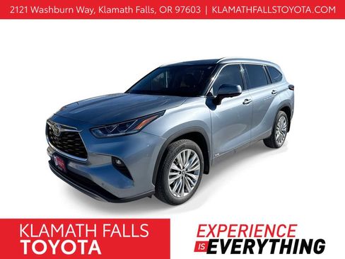 Used 2024 Toyota Highlander Platinum image 1