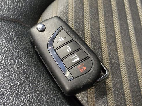 Used 2021 Toyota Camry SE w/ Carpet Mat Package (TMS) FWD image 32