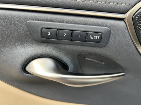 Used 2019 Lexus ES 300h Ultra Luxury w/ Accessory Package 2 FWD image 30