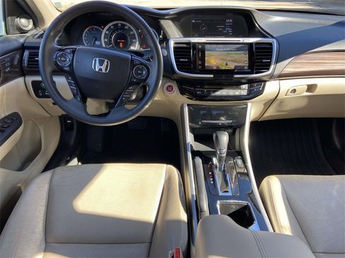 Used 2016 Honda Accord Touring image 10