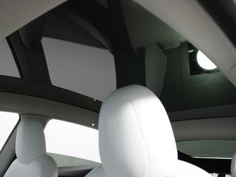 Used 2022 Tesla Model Y Long Range image 9