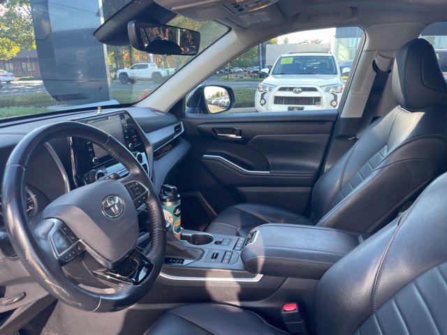Used 2020 Toyota Highlander XLE AWD/4WD image 7