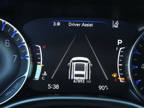 Used 2023 Chrysler Pacifica Touring-L FWD image 10