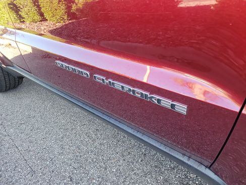 Used 2019 Jeep Grand Cherokee Laredo w/ Laredo X Package image 9