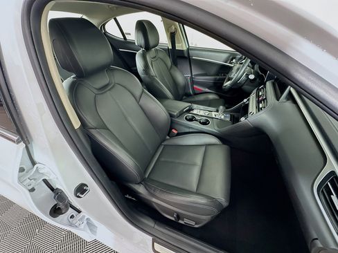 Used 2025 Genesis G70 2.5T image 30