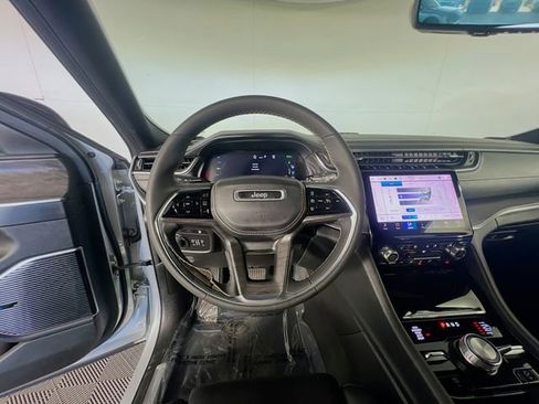 Used 2022 Jeep Grand Cherokee Overland w/ Luxury Tech Group IV AWD/4WD image 14