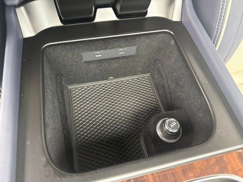 Used 2025 Bentley Bentayga AWD/4WD image 19
