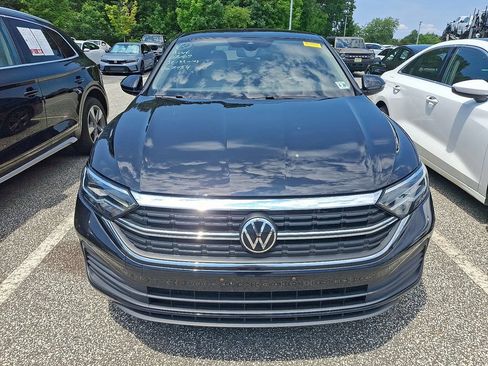 Used 2024 Volkswagen Jetta SE FWD image 2