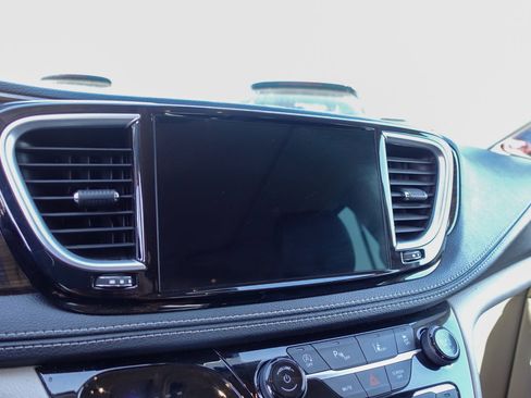 Used 2023 Chrysler Pacifica Limited FWD image 19