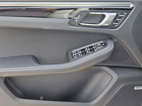 Certified 2025 Porsche Macan S image 22