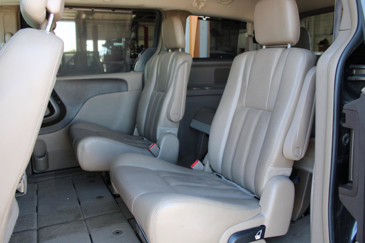 Used 2015 Chrysler Town & Country Touring-L w/ Driver Convenience Group FWD image 39