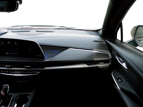 Used 2024 Cadillac XT4 Sport image 21