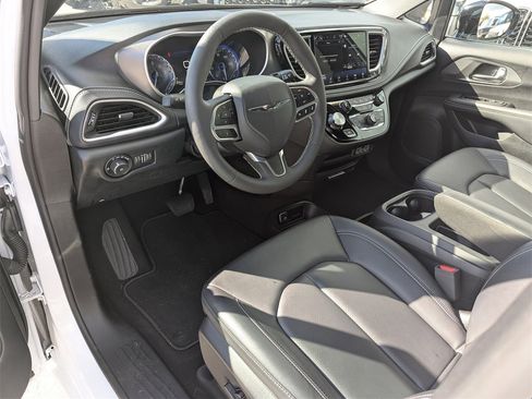 New 2025 Chrysler Pacifica Select image 11