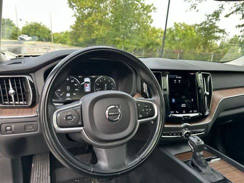 Used 2021 Volvo XC60 T5 Momentum w/ Premium Package AWD/4WD image 6