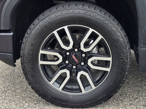 Used 2025 GMC Sierra 1500 AT4 w/ Technology Package AWD/4WD image 8