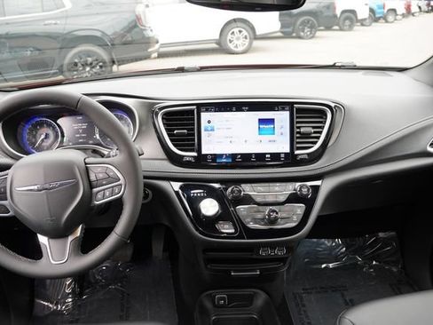 Used 2025 Chrysler Pacifica Select AWD/4WD image 20