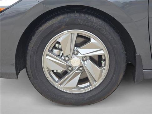 Used 2025 Hyundai Elantra SE FWD image 14