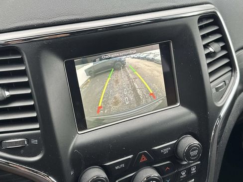 Used 2020 Jeep Grand Cherokee Laredo AWD/4WD image 25