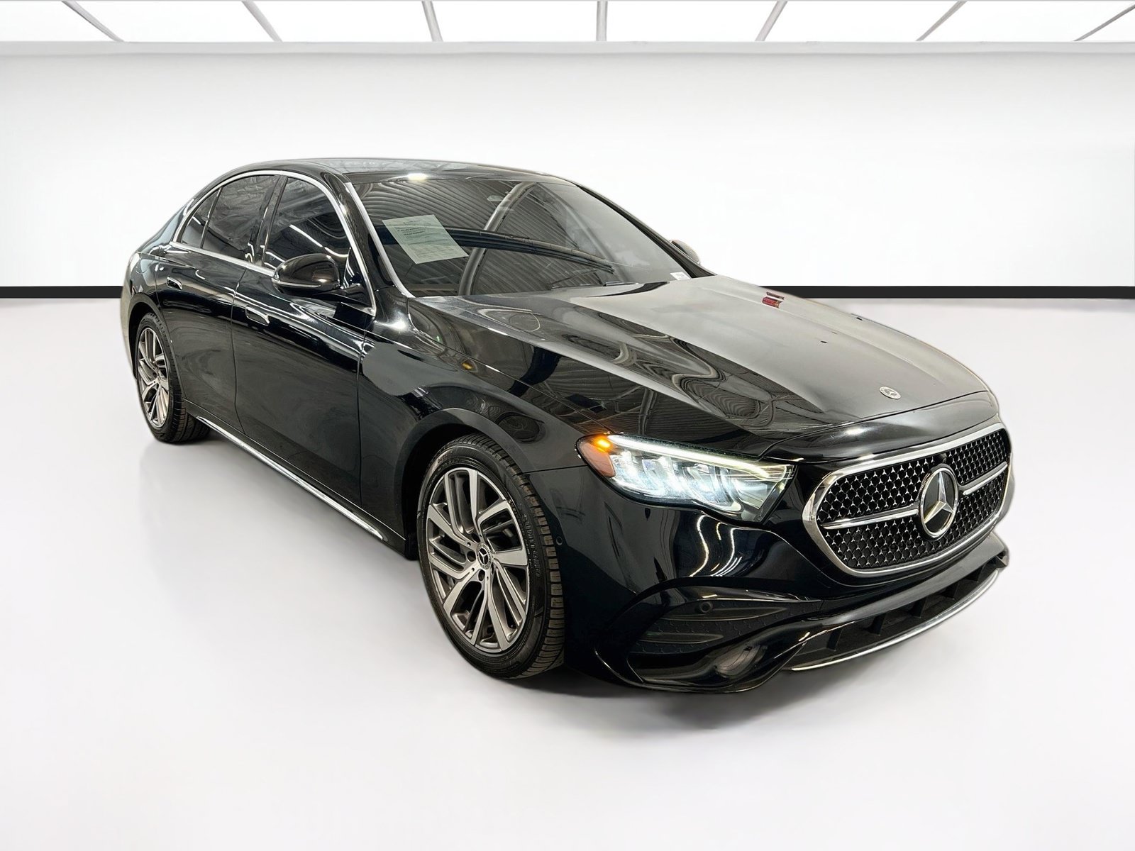 Used 2024 Mercedes-Benz E 350 4MATIC Sedan image 3