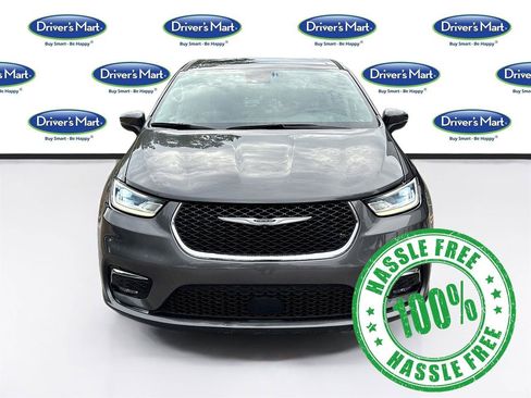 Used 2023 Chrysler Pacifica Touring-L FWD image 2