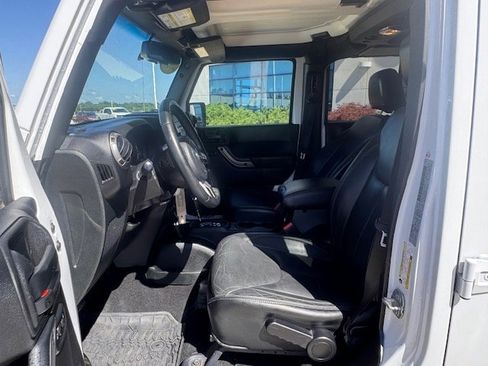 Used 2018 Jeep Wrangler Unlimited Sahara image 14