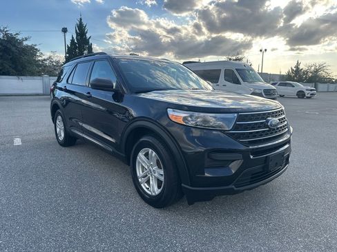 Used 2021 Ford Explorer XLT image 3