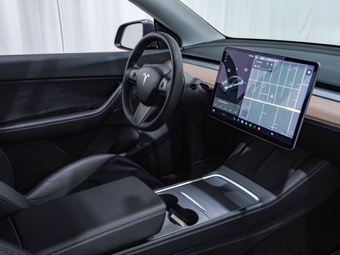 Used 2021 Tesla Model Y Long Range image 15