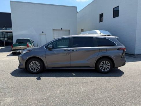Used 2022 Toyota Sienna LE FWD image 3