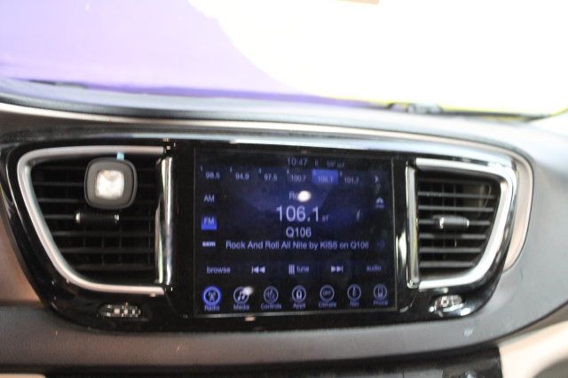 Used 2017 Chrysler Pacifica Touring-L Plus w/ Tire & Wheel Group FWD image 18