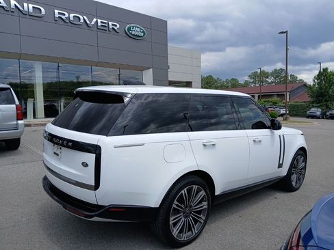 Used 2023 Land Rover Range Rover SE image 2