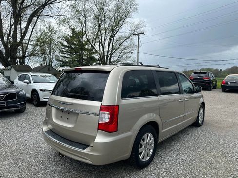 Used 2013 Chrysler Town & Country Touring image 5