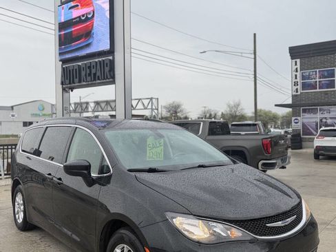 Used 2020 Chrysler Voyager Lxi FWD image 1