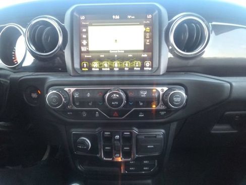 Used 2022 Jeep Wrangler Unlimited Sahara AWD/4WD image 29
