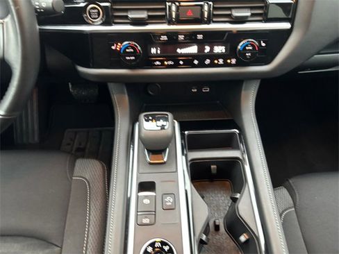 Used 2024 Nissan Pathfinder SV image 11