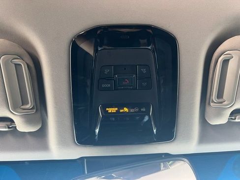 Used 2022 Toyota Venza LE AWD/4WD image 28