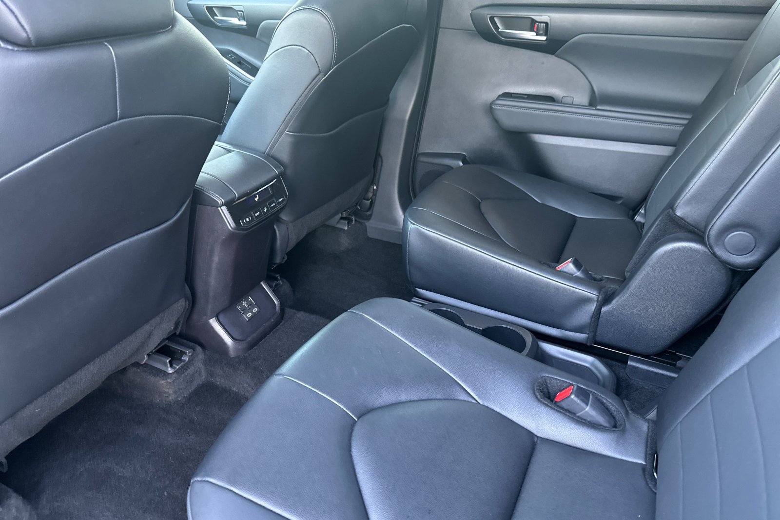 Used 2025 Toyota Highlander XLE FWD image 13