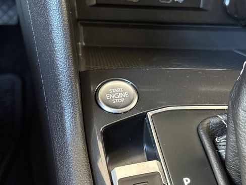 Used 2021 Volkswagen Tiguan SE image 19