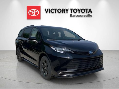 Used 2025 Toyota Sienna XLE Woodland Edition image 2