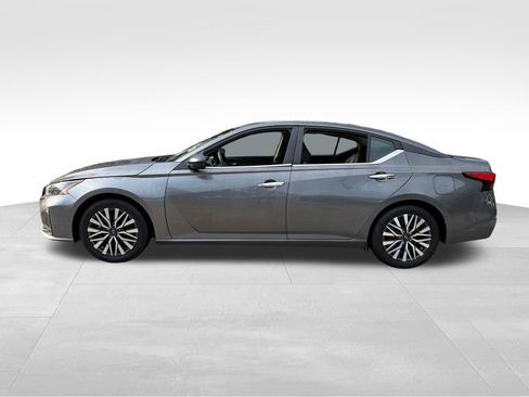 Used 2024 Nissan Altima 2.5 SV FWD image 4