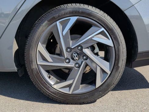 Used 2024 Hyundai Elantra Limited image 9